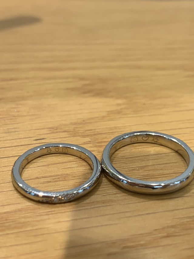 指輪の内側に2人の手描きのイラストを入れました。