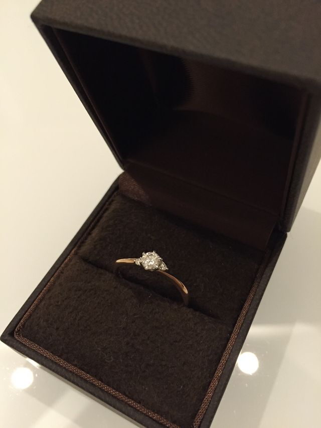 リングの色はピンクゴールドです。