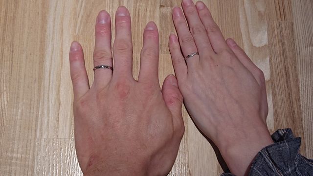 結婚指輪を購入して指輪をつけている写真