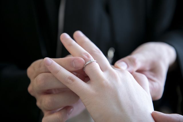 婚約指輪です。前撮りの写真です。