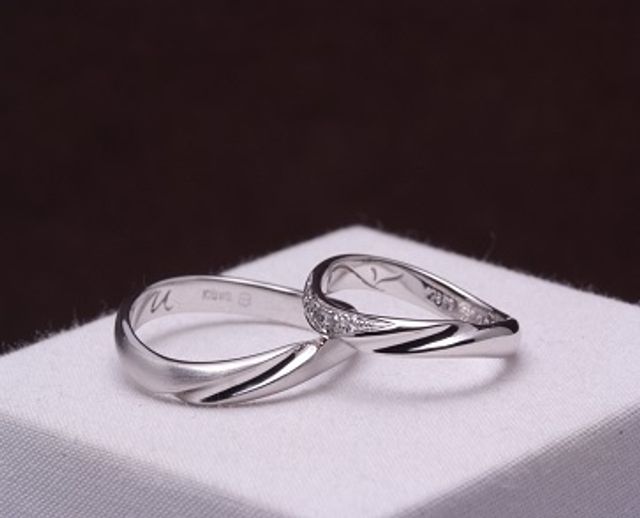 イニシャルハートのリング