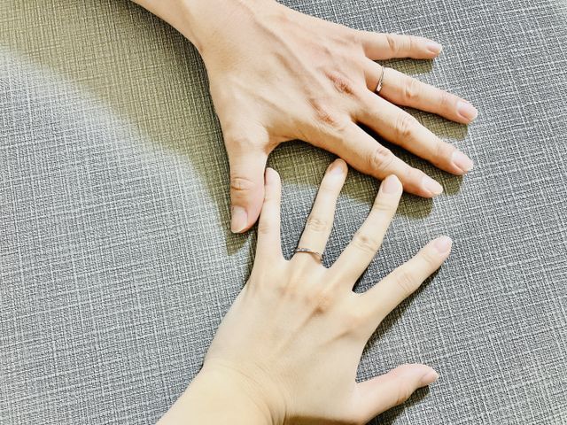 旦那はシンプルリング、私はダイヤが1/4周入ったリング。