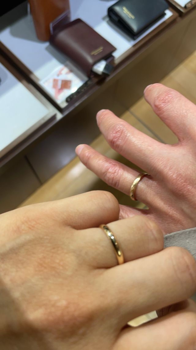 お互い少しデザインの違うものを選びました。妻はダイヤ付きです