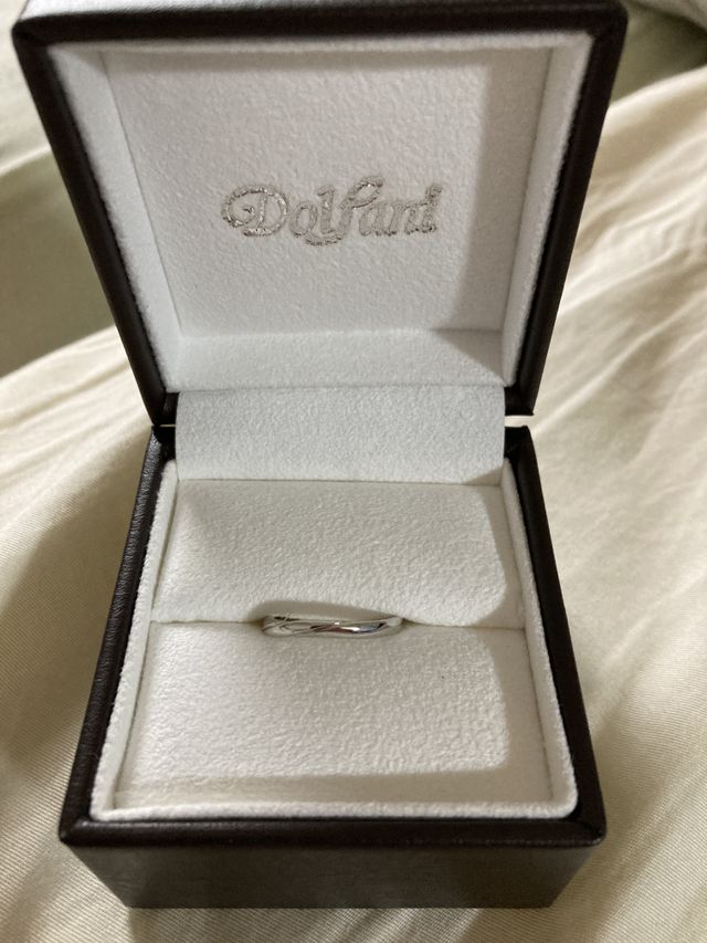 ドルファーニエクリという男性用の結婚指輪を購入しました。