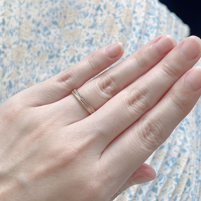 ダイヤのキラキラと槌目のキラキラが動く度にとても綺麗です。