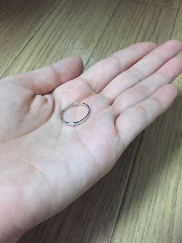 ダイヤ付きのシンプルなタイプの指輪です