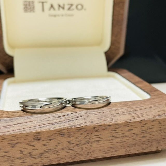 クロス加工がアクセントでシンプルながら輝きが素敵な指輪です。