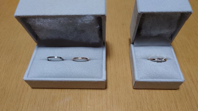 結婚・婚約指輪を同時購入。結婚指輪は2つ一緒に入っています。