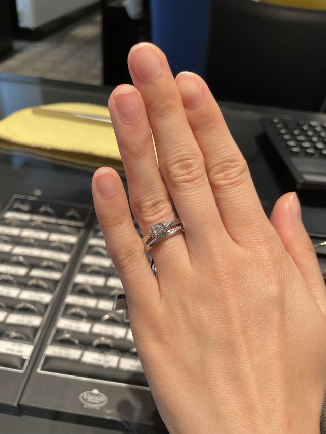 婚約指輪と結婚指輪を合わせています