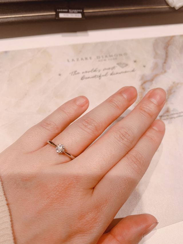 シンプルなデザインなので、ダイヤモンドのキラキラが際立つ！