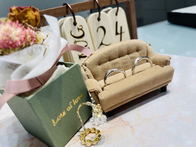 ソファと指輪で家族をイメージして、数字は子供の誕生日です！