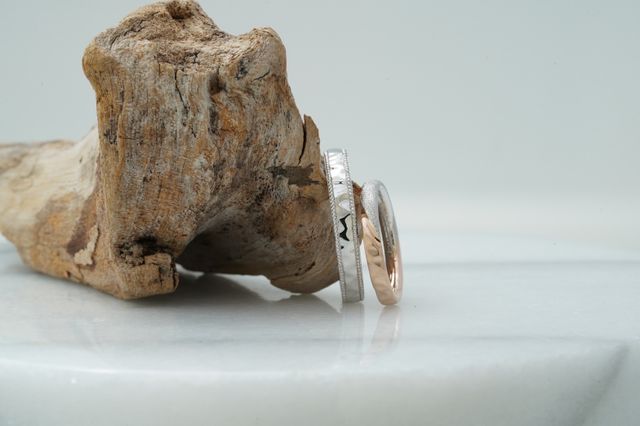 結婚指輪っぽくないデザインにしてみました。