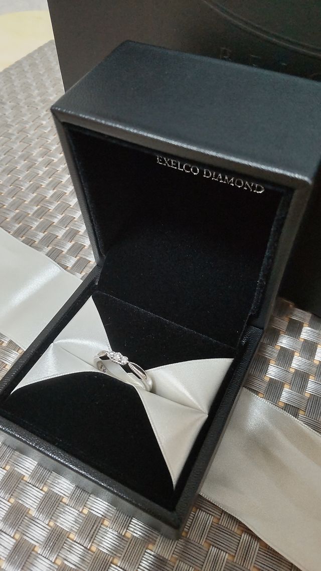 ダイヤモンドが3粒ついておりとてもオシャレな作りです。