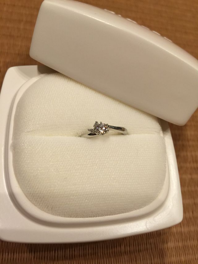 このような陶器のリングケースに入っています。