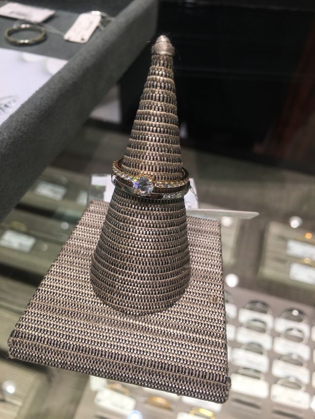 結婚指輪と合わせてみても素敵でした