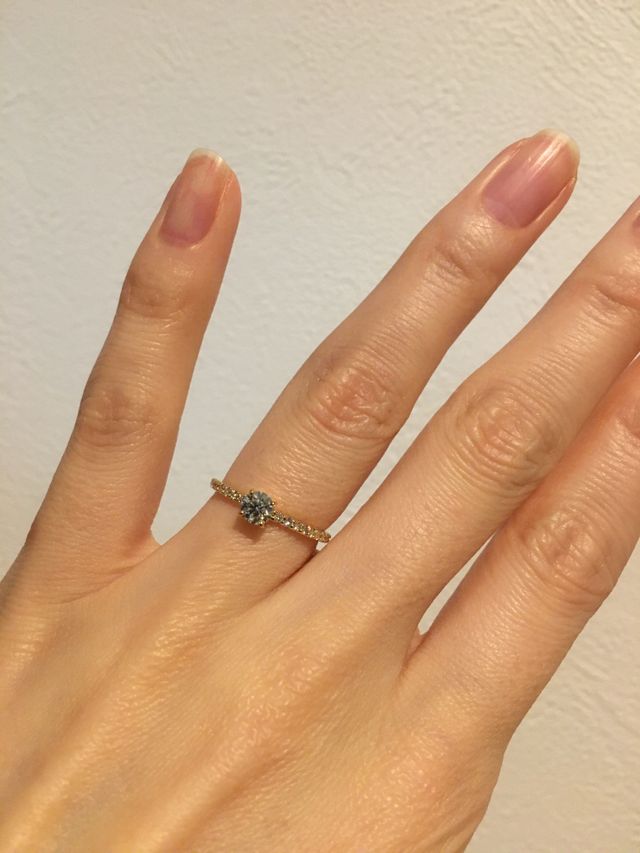 ゴールドのエターナルに一粒ダイヤが可愛いです。