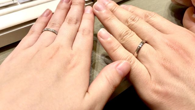 互いにバラバラの結婚指輪着用時