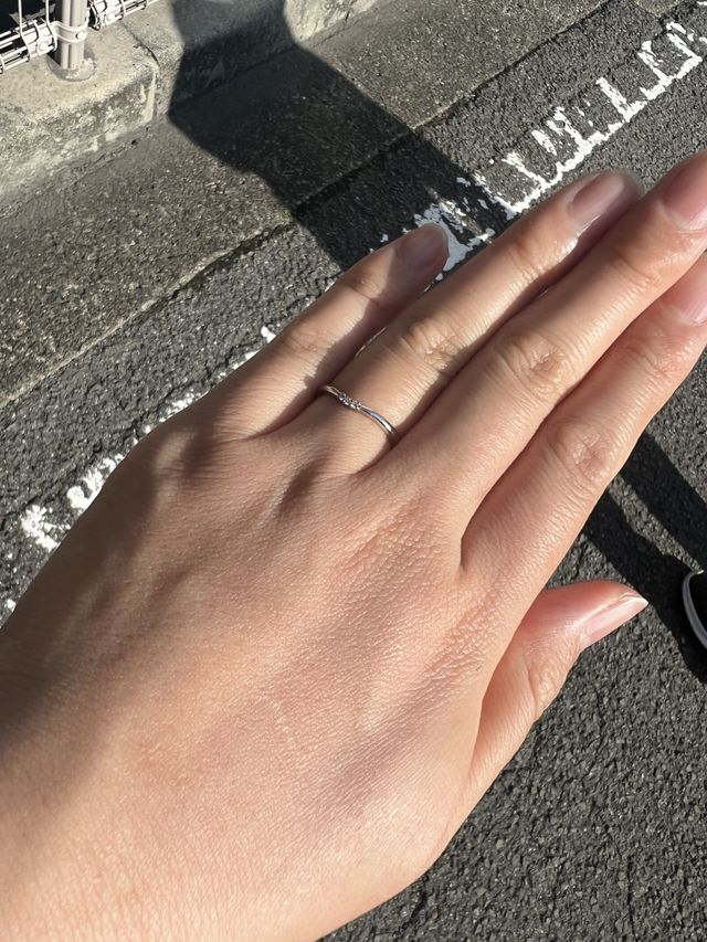 好みのデザインであり、ダイヤモンド3石あります。