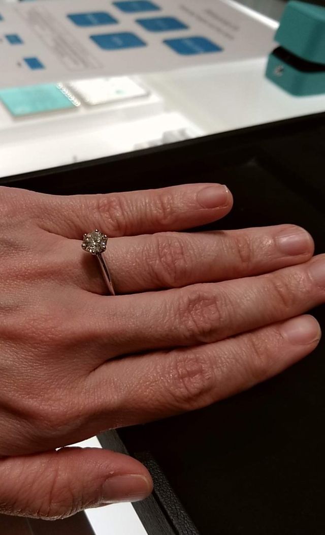 ティファニーセッティングの指輪です。