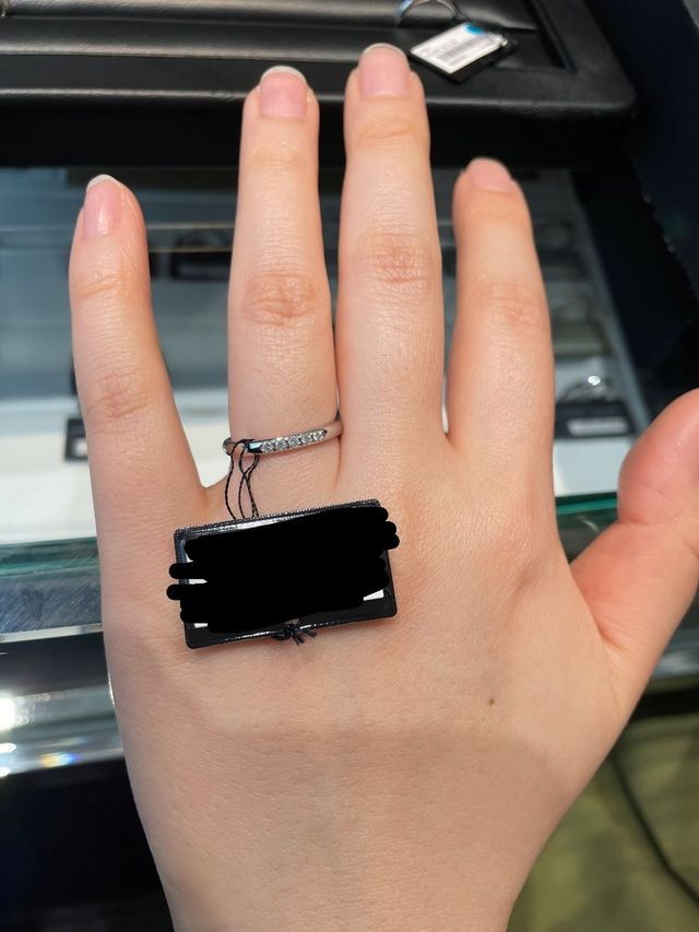 ハーフエタニティで裏はシンプルにプラチナのみ