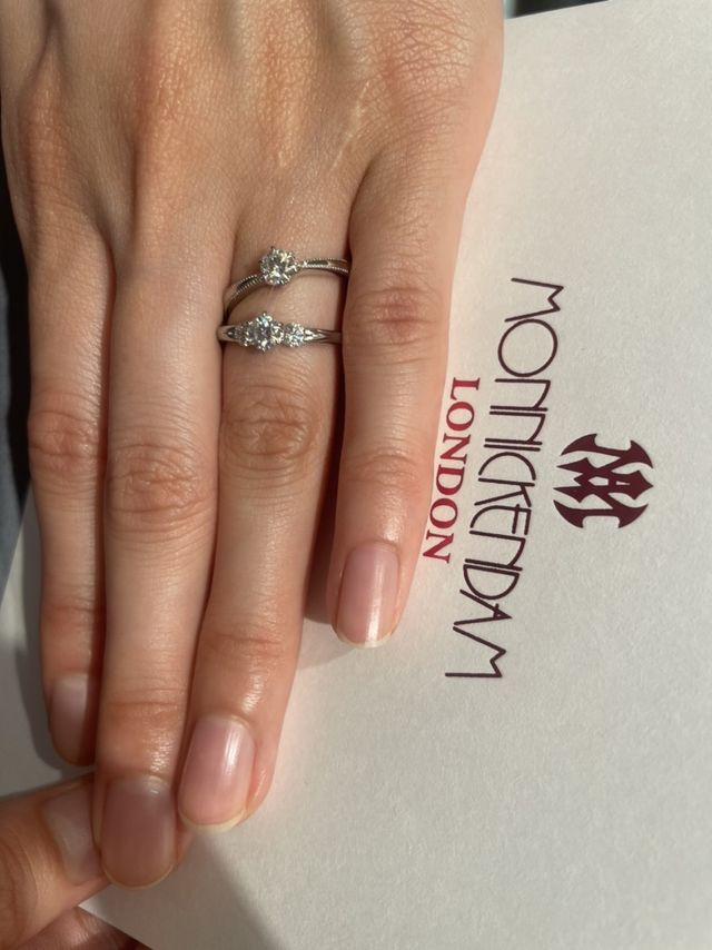 ダイヤが一つだけと、サイドについているものをつけました。