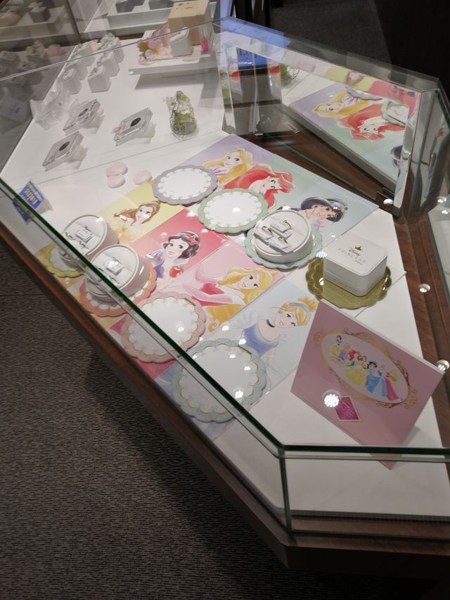 店舗のウィンドウです。