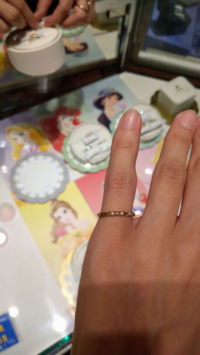 薬指に入らなかったので、小指に装着しています。