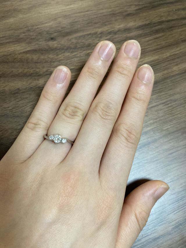 婚約指輪を着用している写真です。