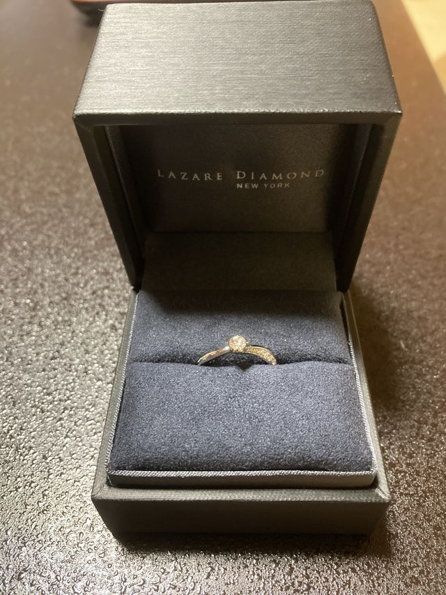 ダイヤは0.20ctで、リングは少し捻りがあるデザインです。