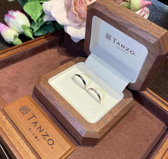 胡桃の木からくり抜いてできた指輪ケースもお気に入りです♡