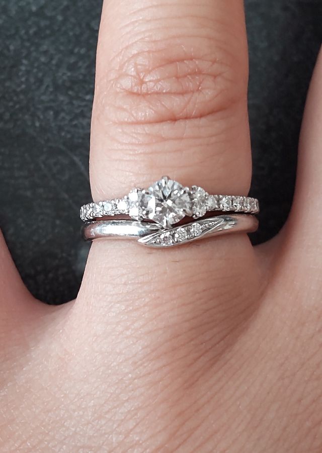 婚約指輪とセット出来るデザインを選びました。