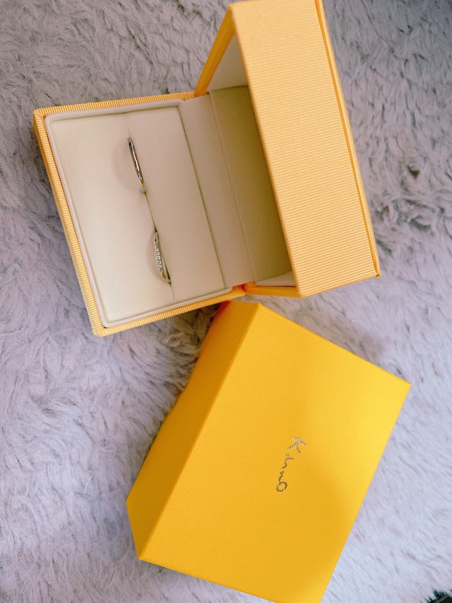 ハグユーを元に、指輪の厚さやダイヤの数を調整しました。