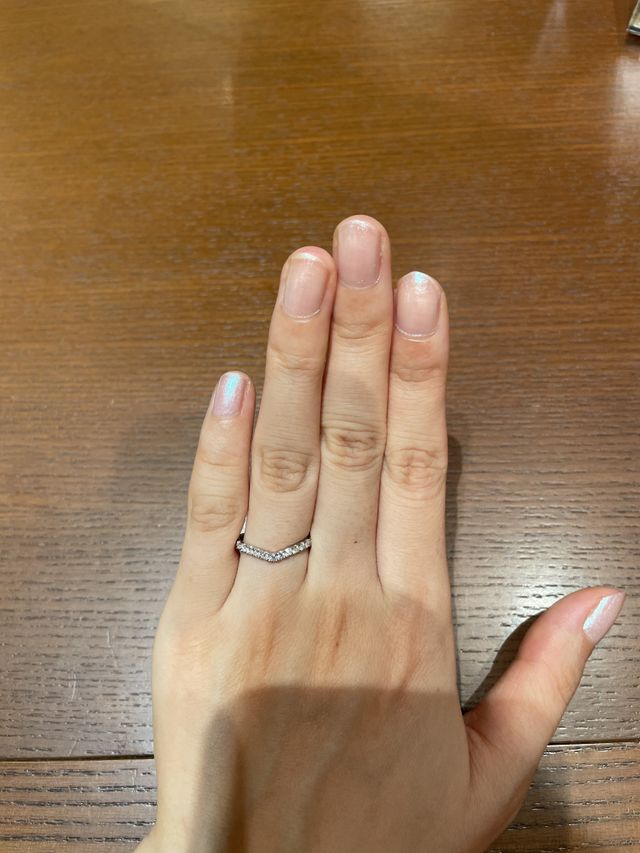 真ん中がV時の緩やかなカーブになっているデザイン。