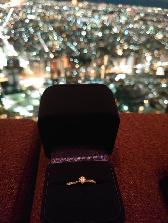 夜景の見えるレストランでプロポーズしました。