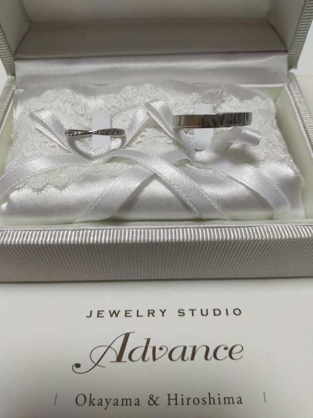 お互いに指輪の趣味が違うので、好きな形をそれぞれ選びました。