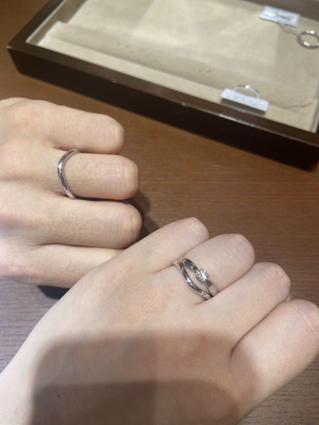 V字の細身のデザインが気に入り、婚約指輪と重ね付けしました。