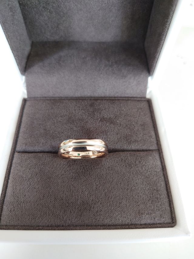 イニシャルと誕生石をいれました