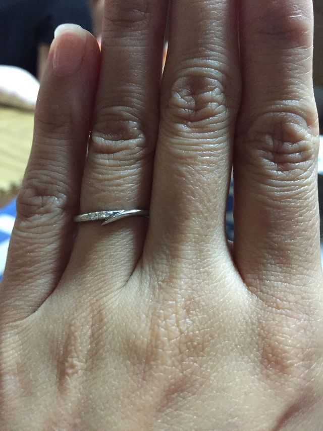 細くてシンプルなところに一目惚れしました。