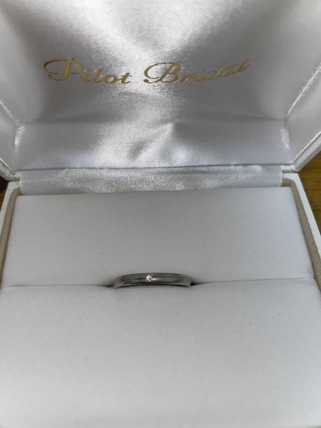 艶消し地に彫られた溝が輝くデザイン