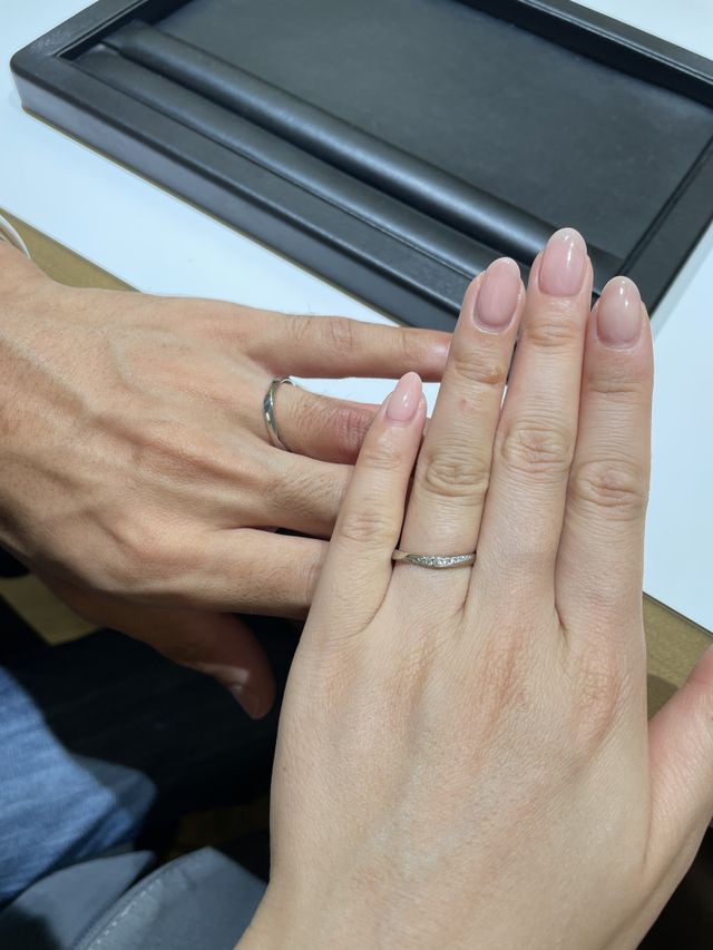 指輪のデザイン　エコー
カーブしているようなデザインです。