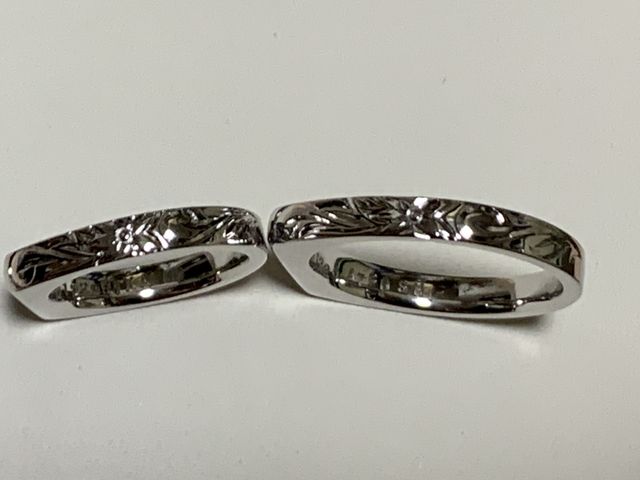 バリ島で2人が気に入ったプルメリアの花柄入り。