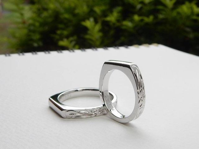 結婚指輪では珍しい形。亡くなった母の遺骨入り。円形ではない。