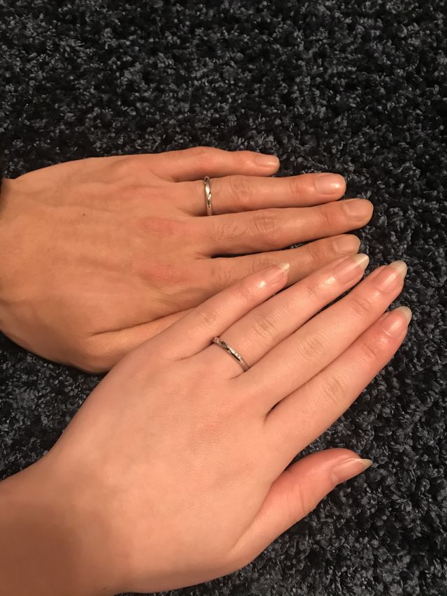 キラキラ輝いた結婚指輪にしました。
