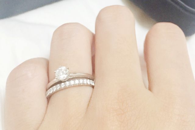 お出かけの時は婚約指輪と重ね付けして使用しています。