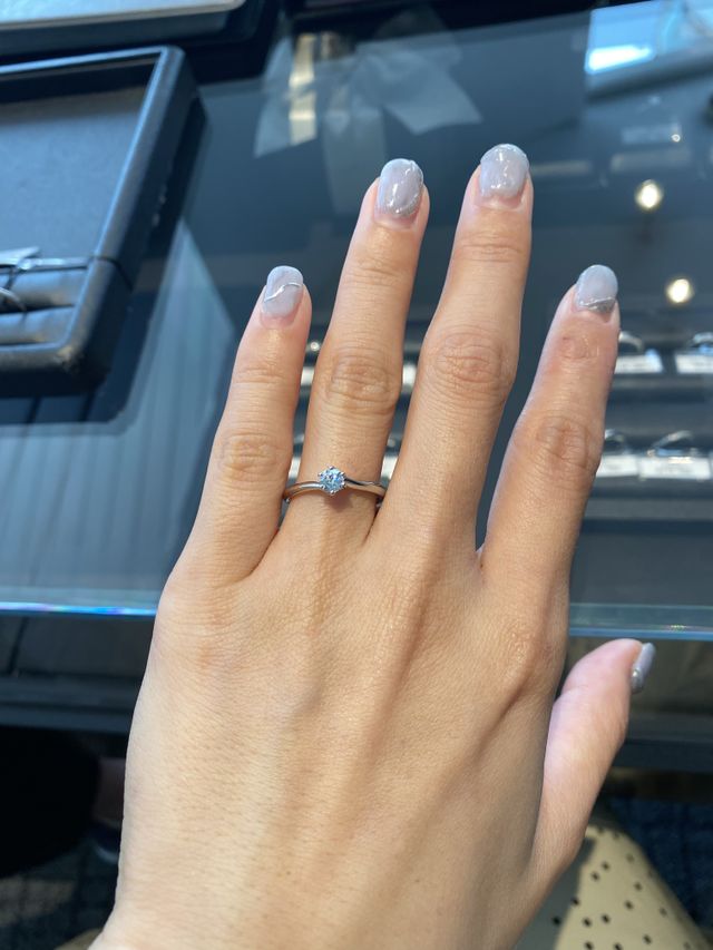 エンゲージリング、試着中