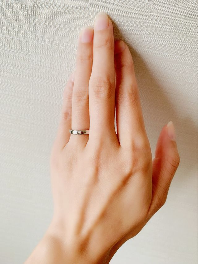 2.5mmほどの幅。ダイヤが大きめで存在感があります。