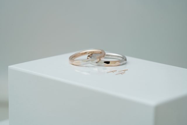 プラチナ、ピンクゴールドの指輪です。