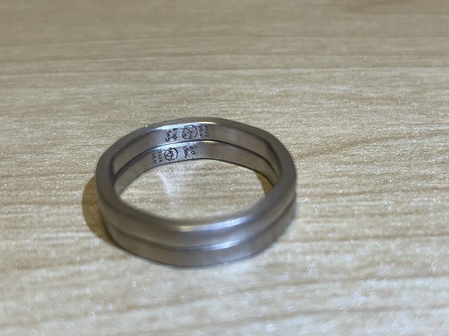 柔らかな8角形のリングに手書きの刻印をしました！