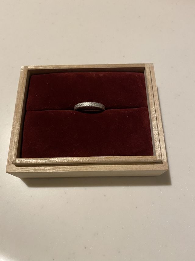 石地が特徴的な結婚指輪。
