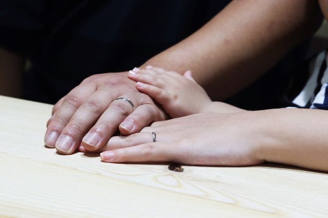 指輪をつけてる姿をお店の人に撮ってもらいました。